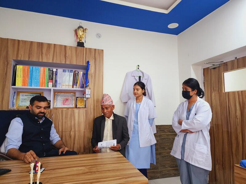 क्लिनिकमा चिकित्सक र नर्सिङ स्टाफ