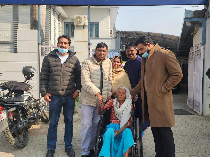 टिमसँगै घर फर्किँदै एक बिरामी