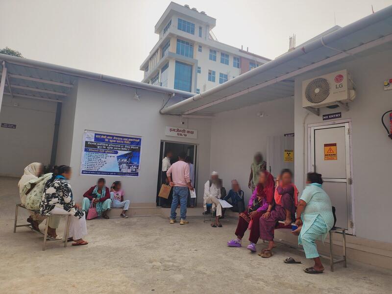 बहिरंग सेवा भवन र प्रतीक्षा बेन्च