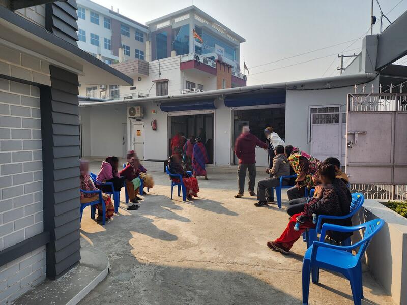 भवनहरूबीचको खुला प्रतीक्षा स्थल